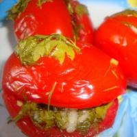 Tomat instan diisi dengan bawang putih dan rempah-rempah